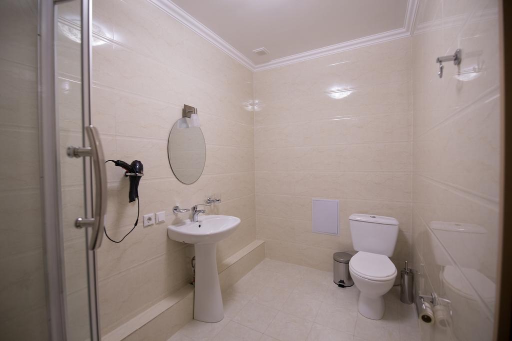 Renion Zyliha Hotel Almaty Bagian luar foto